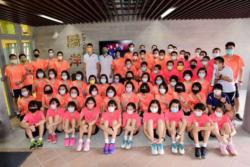 ▲李洋、王齊麟回到母校,捐贈205打羽球給學弟妹使用。(圖/北極熊羽球提供)