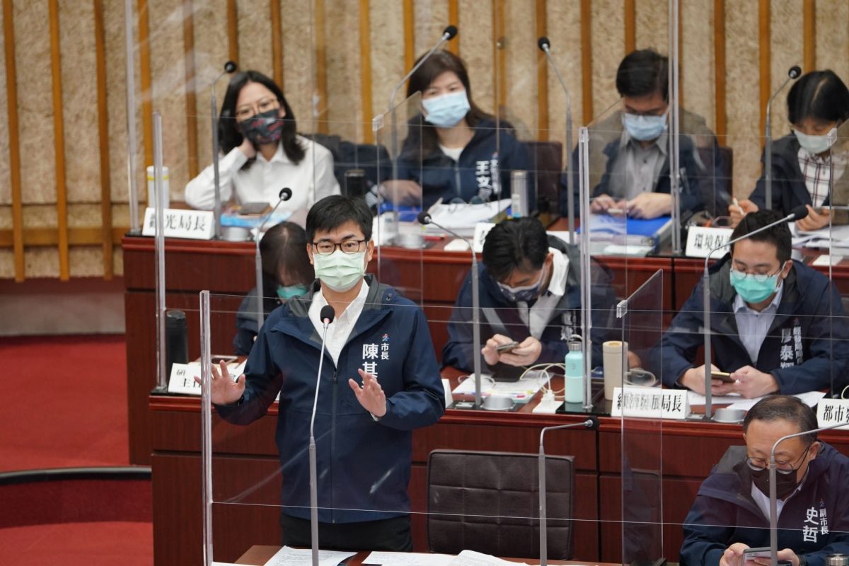 ▲高雄長陳其邁今(24)日在議會詢答時針對大林蒲遷村向議會承諾，等到疫情趨緩，會再次召開說明會，一定讓大家歡喜搬新厝。(圖／高市府提供)