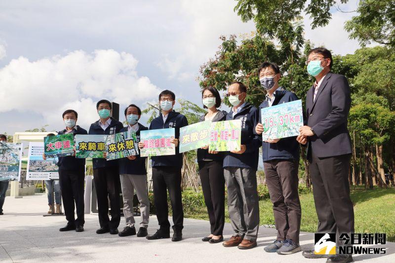 ▲市長陳其邁的施政周年成果說明會,選在綠園道向大家報告。(圖/記者鄭婷襄攝,2021.08.24)