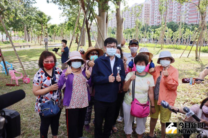 ▲市長陳其邁和婆婆媽媽們談天拍照搏感情。(圖/記者鄭婷襄攝,2021.08.24)