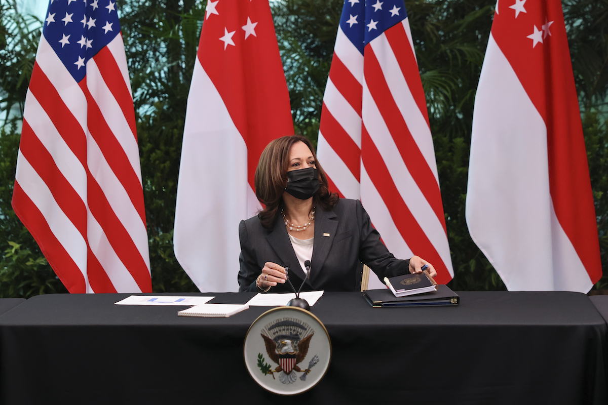 ▲新加坡將派出A330多用途運輸軍機，協助美國撤離阿富汗難民的行動。圖為美國副總統賀錦麗近日到訪星國。（圖／美聯社／達志影像）