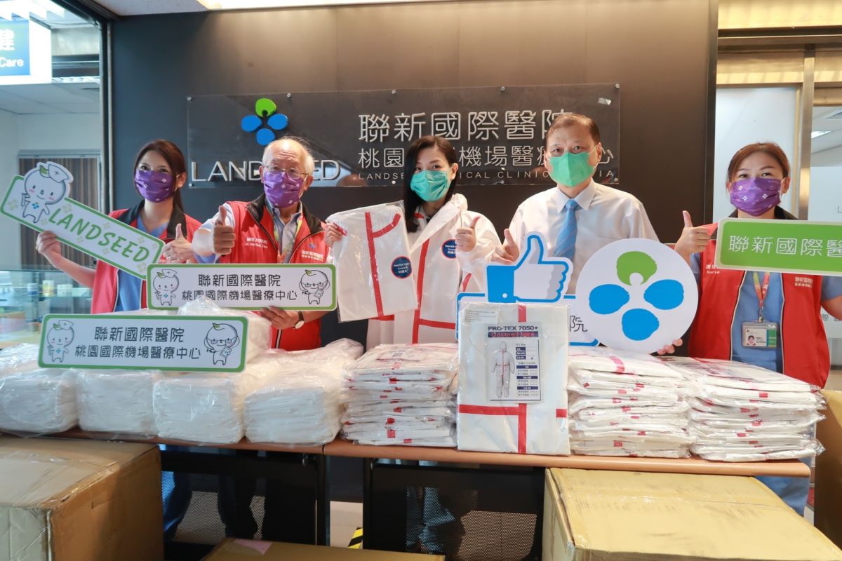 ▲立委高虹安(中)代表郭台銘偕同財團法人消防發展基金會執行長丘昌其，一同捐贈防疫物資。(圖／高虹安辦公室提供)