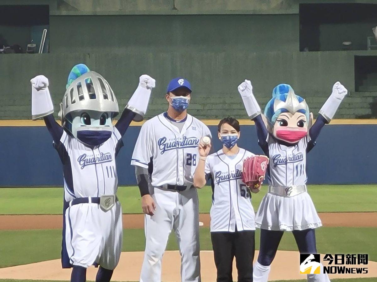 ▲舉重女神郭婞淳到新莊棒球場幫富邦悍將開球。（圖／黃建霖攝）