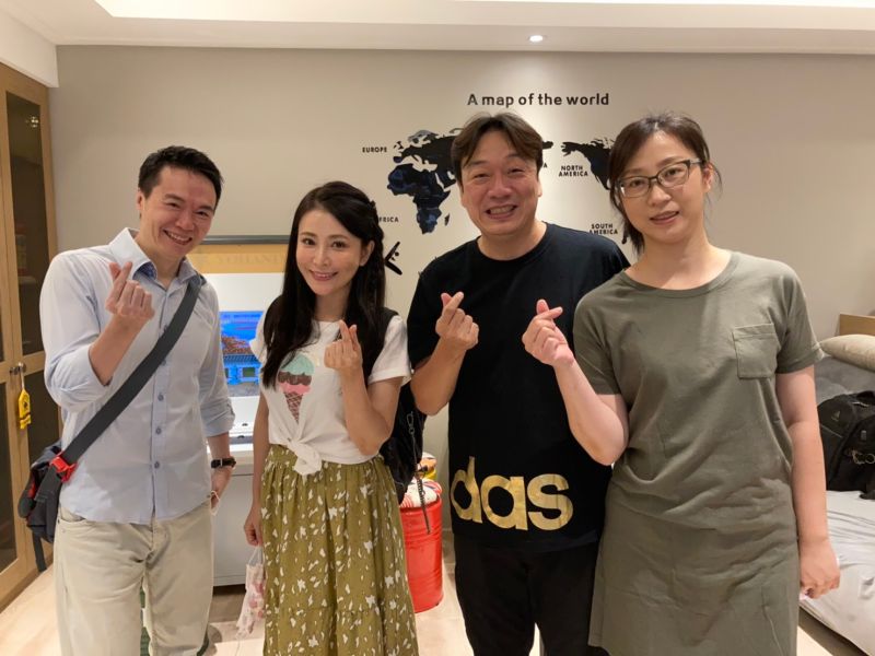 ▲吳鈴山(左一)、德馨(左二)光臨粉絲家。(圖/大愛)