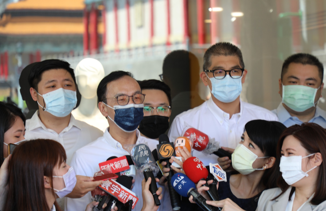 ▲國民黨主席候選人朱立倫（左）與中央委員連勝文（右）合體，跟雙北黨代表拍攝競選照。（圖／朱立倫辦公室提供）