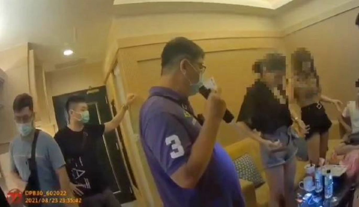 ▲高雄苓雅分局員警於23日晚間於轄區85大樓日租套房內，當場查獲3男2女群聚開毒趴。（圖／記者郭凱杰翻攝）