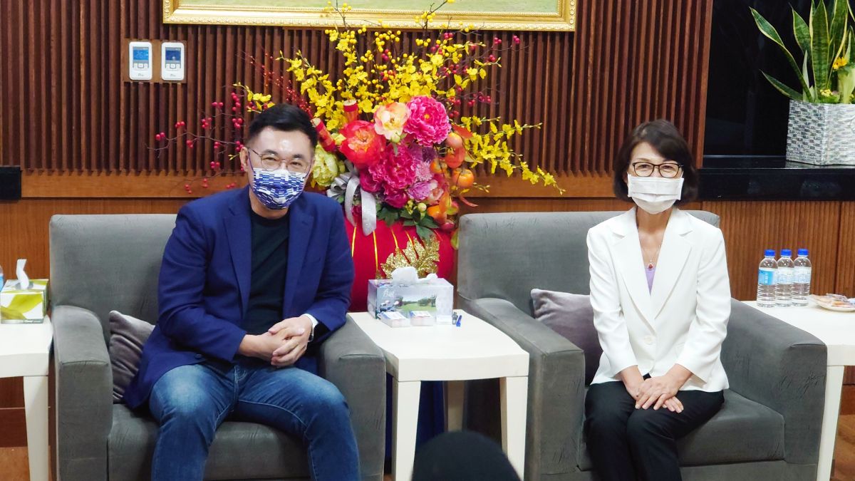 ▲國民黨主席江啟臣（左）今（25）日上午到高雄拜會議長曾麗燕（右）和國民黨黨團。（圖／記者鄭婷襄攝，2021.08.25）