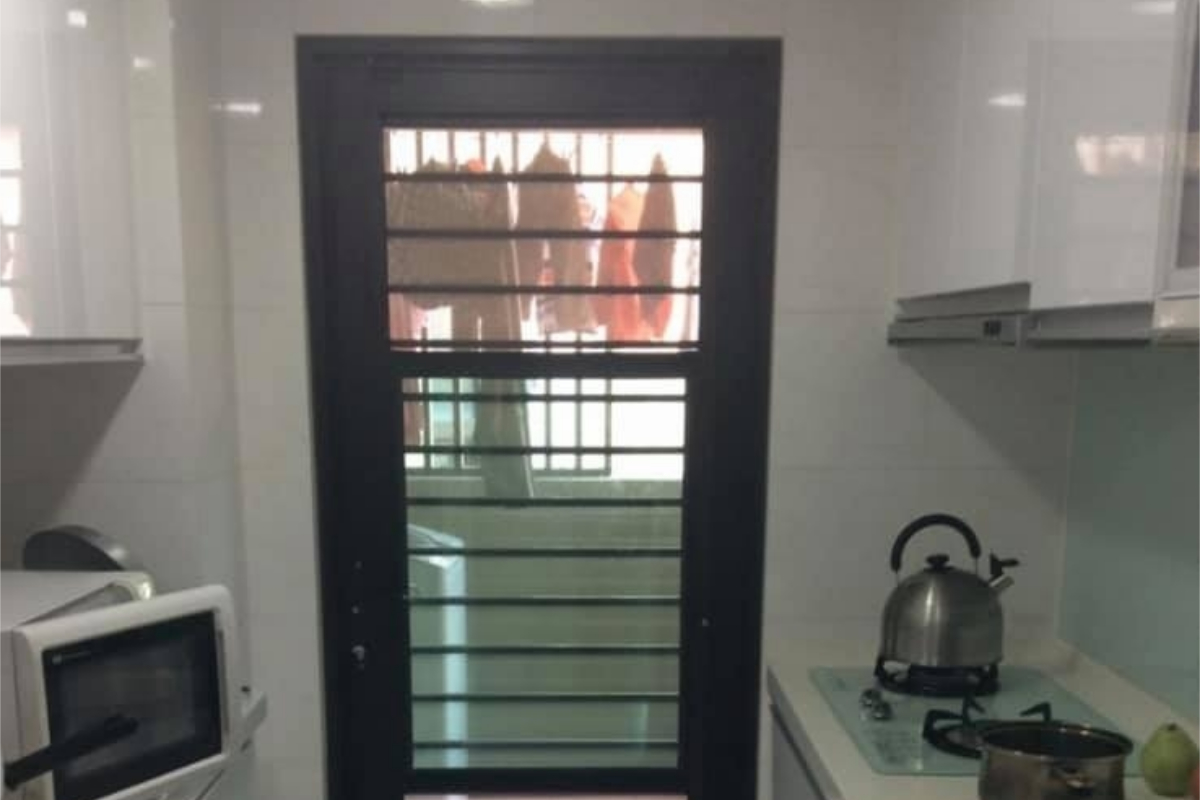 ▲原PO指出，廚房連結後陽台的門，若是往外開會勾到衣服，往內開又會卡到冰箱，讓他相當苦惱。（圖／翻攝自《裝潢DIY研究室》）
