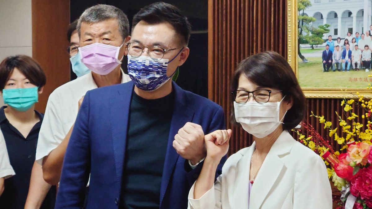 ▲國民黨主席江啟臣（左）今（25）日上午到高雄拜會議長曾麗燕（右）和國民黨黨團。（圖／記者鄭婷襄攝，2021.08.25）