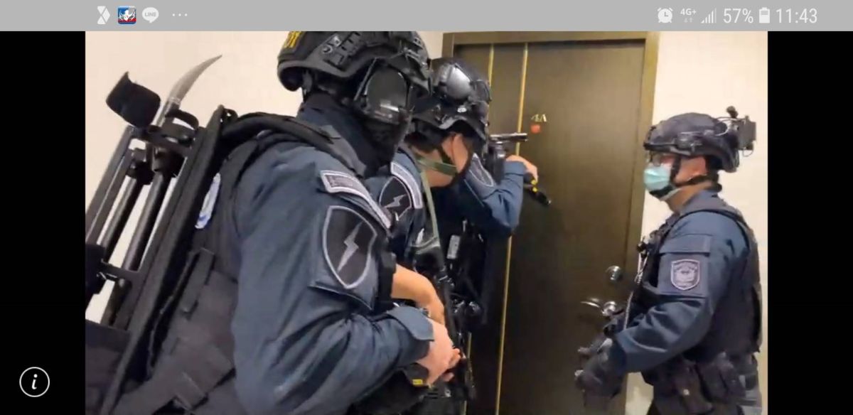 ▲台中警方破門逮捕嫌犯(圖/記者鄧力軍翻攝)