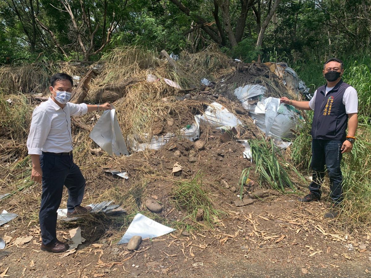 ▲台中市南屯區中台社區巷內遭被不肖業者傾倒垃圾，議員張耀中斥責無良業者真的以為抓不到嗎？(圖／柳榮俊攝2021.8.25)