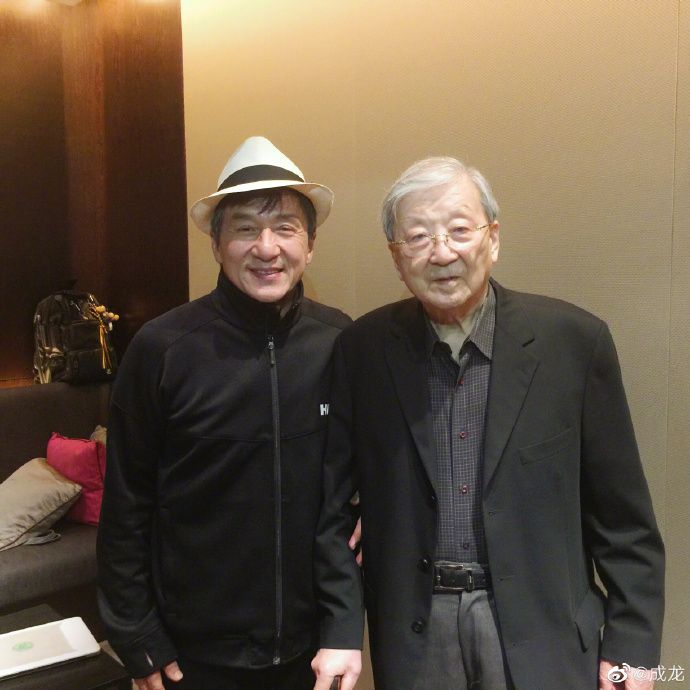 ▲成龍(左)20日貼合照悼念恩師李行。(圖/成龍微博)
