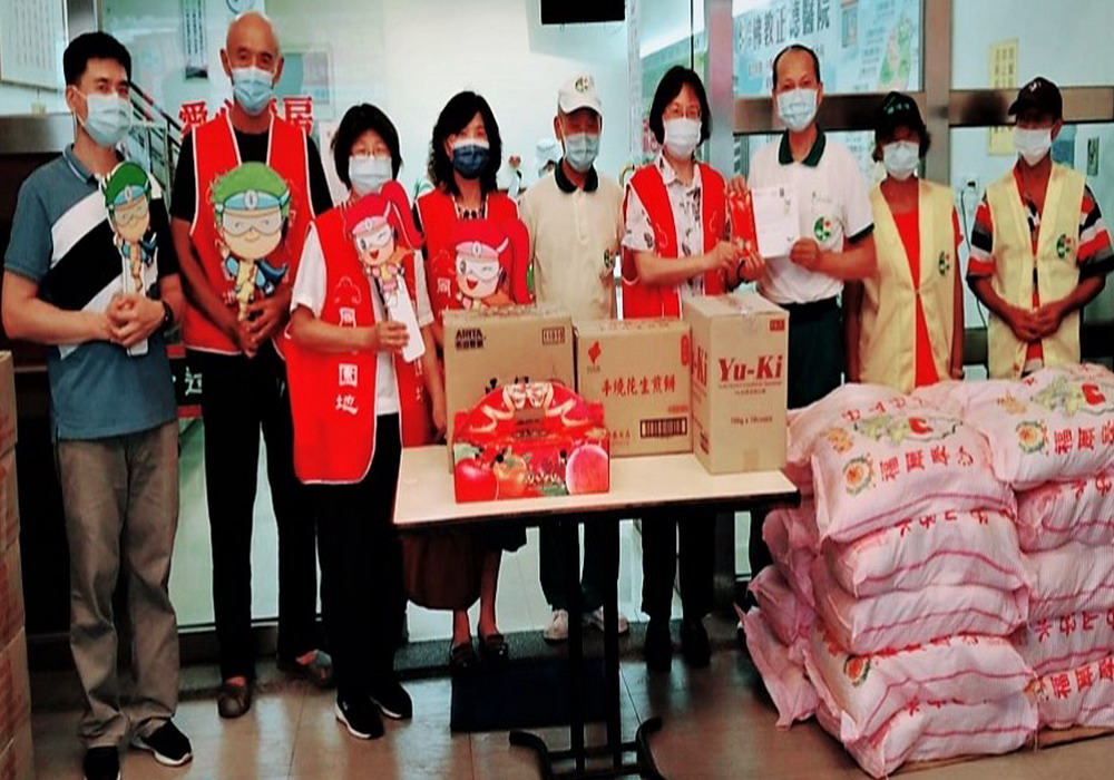 ▲台電屏東區管理處辦中元普渡將善款及物資捐給弱勢團體。(圖／記者黃守作攝，2021.08.25)