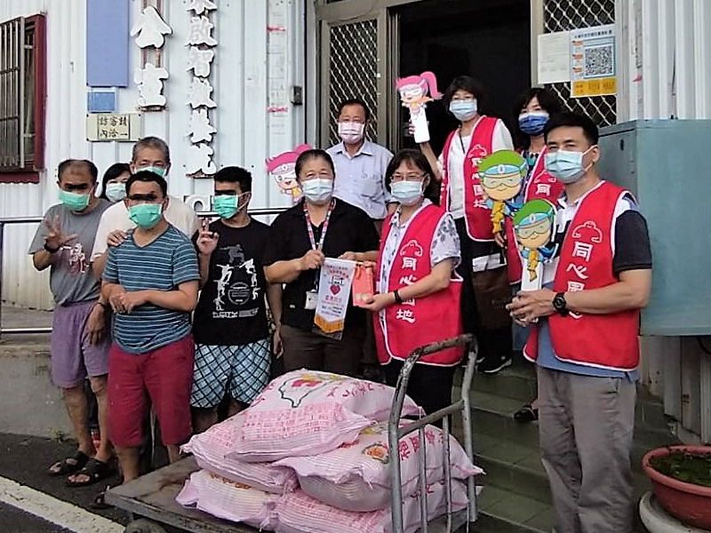 ▲台電屏東區管理處辦中元普渡將善款及物資捐給弱勢團體。(圖/記者黃守作攝,2021.08.25)