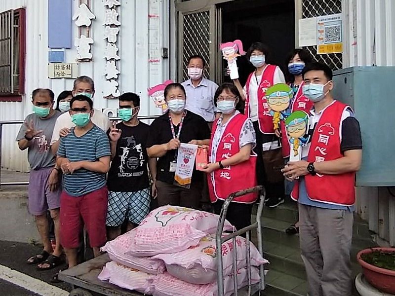 ▲台電屏東區管理處辦中元普渡將善款及物資捐給弱勢團體。(圖／記者黃守作攝，2021.08.25)