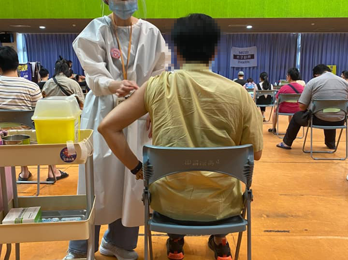 ▲國內首例接種高端疫苗後隔日猝死的專欄作家陸之駿，桃檢今日於中壢殯儀館進行相驗，並徵得家屬同意於明日進行解剖釐清死因。（圖／翻攝陸之駿臉書）