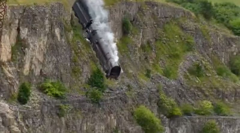 ▲《不可能的任務7》拍攝過程的驚險畫面流出，火車真的衝出懸崖讓大家驚呼連連。（圖／美聯社AP／Richard
