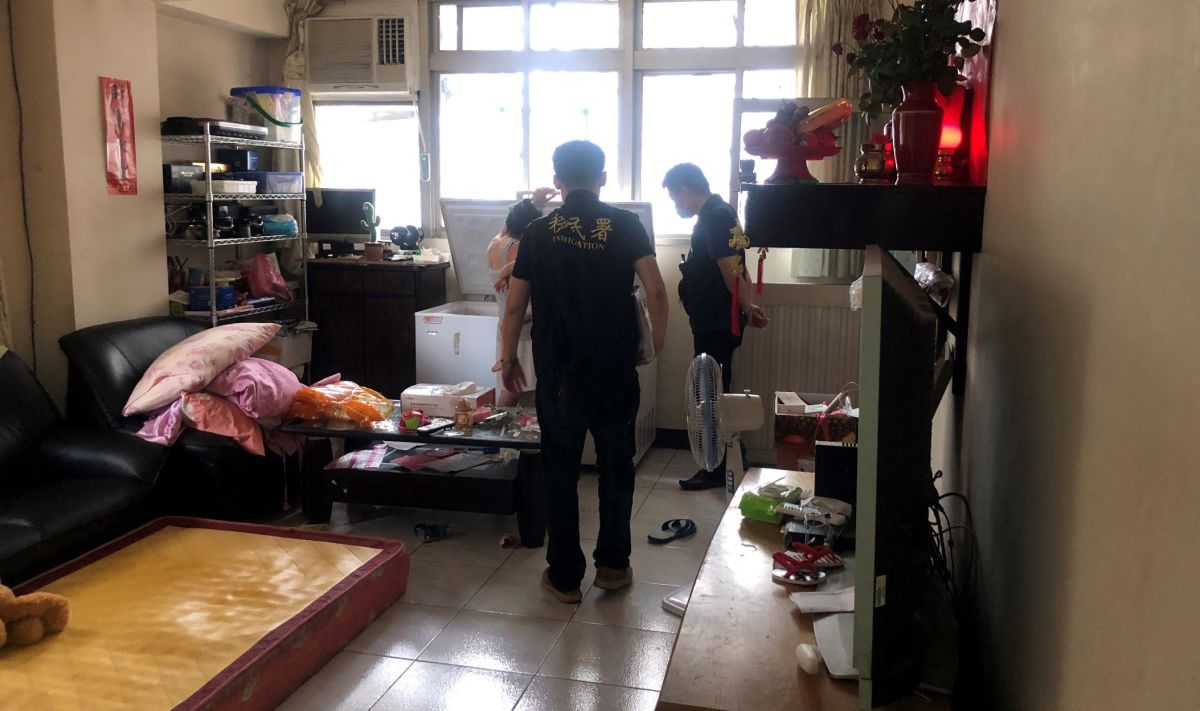 ▲桃園市專勤隊昨日於新北市三重區一民宅內查獲冰存之一批來源不明且標示不清肉類加工食品。（圖／移民署桃園專勤隊提供）