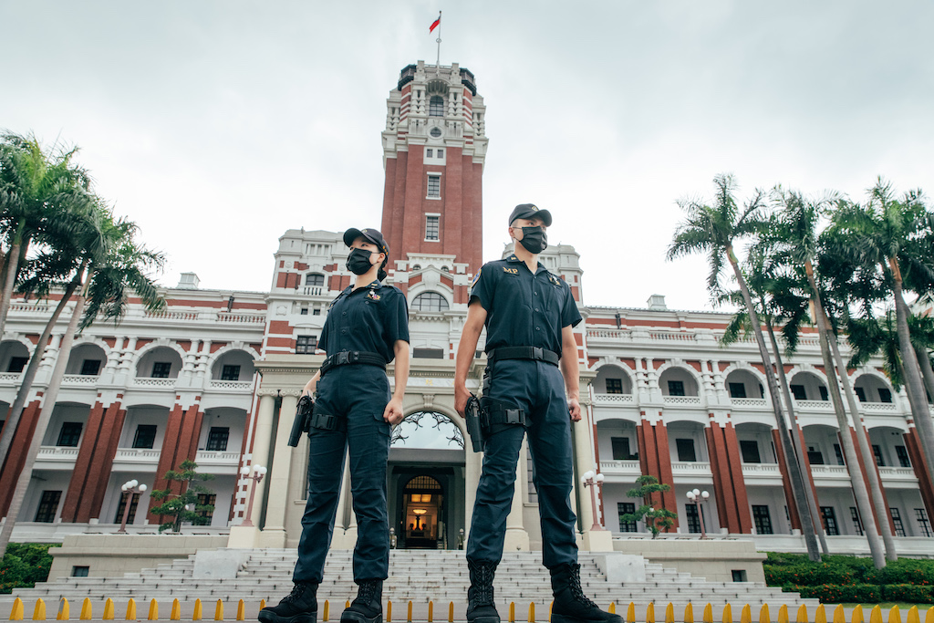 ▲憲兵指揮部採用吸濕速乾、透氣舒適的「聚酯纖維」材質研發短袖勤務服。（圖／憲指部提供）