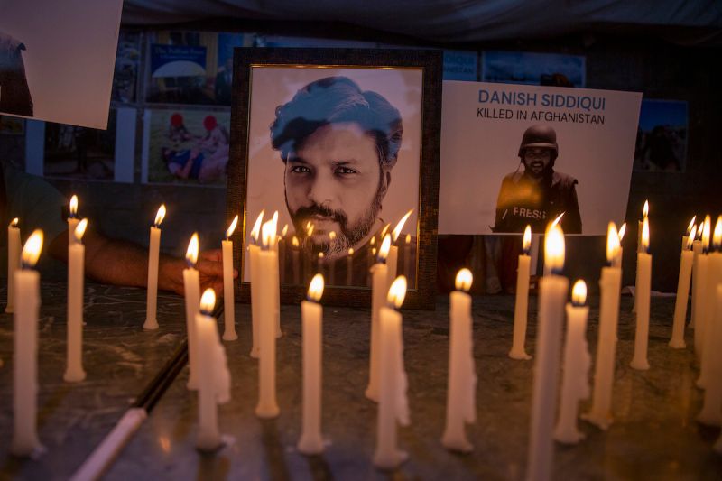 ▲席迪圭死後，印度舉行了喪禮緬懷這名勇敢的戰地記者。（圖／美聯社／達志影像）