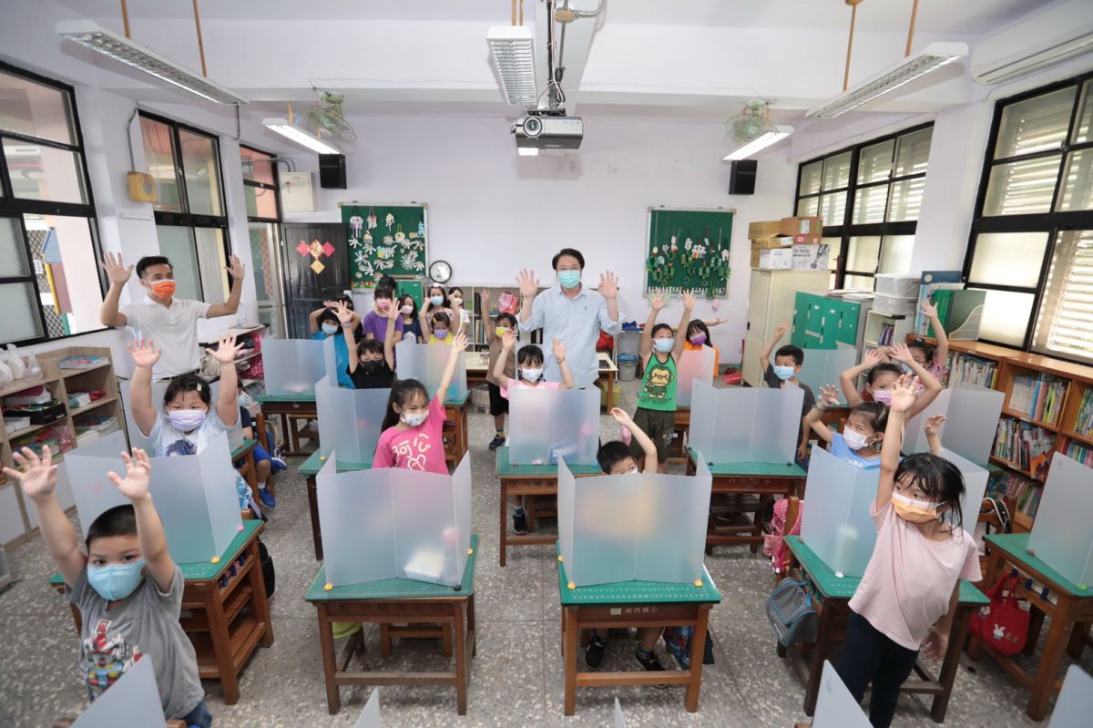 ▲基隆市長林右昌指出，八堵國小屬於實驗教育學校，早在8月16日就已開學，校園的防疫工作做得非常徹底。（圖／基隆市政府提供）