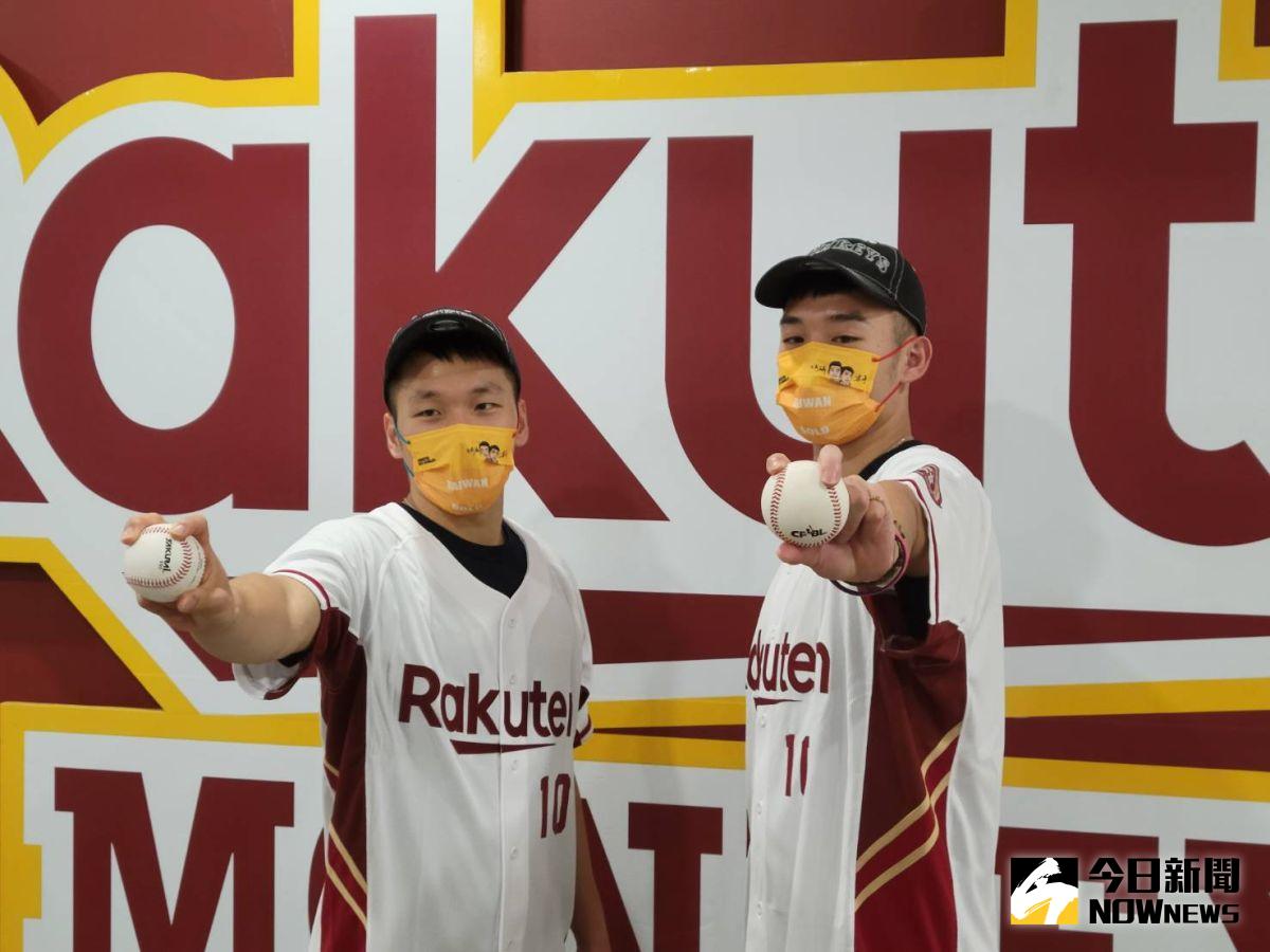 ▲台灣羽球「黃金男雙」李洋和王齊麟來到桃園棒球場開球。（圖／黃建霖攝）