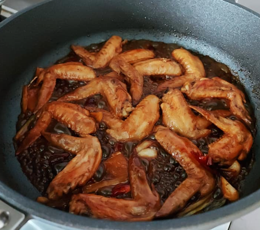 ▲雞翅還能怎料理？一名女網友把「可樂」加到料理中，直呼「超下飯」。（圖／翻攝自《我愛全聯-好物老實說》）