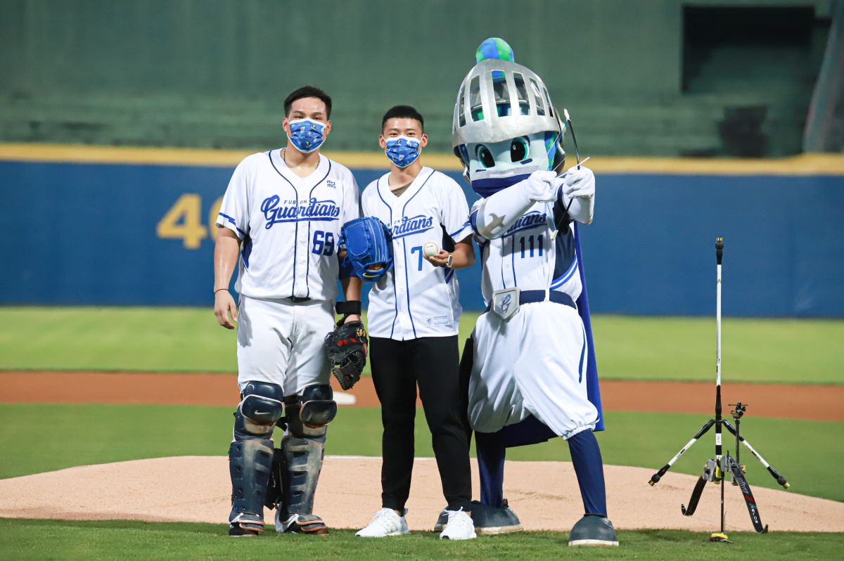 ▲東京奧運射箭男團銀牌「湯包」湯智鈞為中職富邦悍將開球。（圖／葉政勳攝 ,2021.08.25）