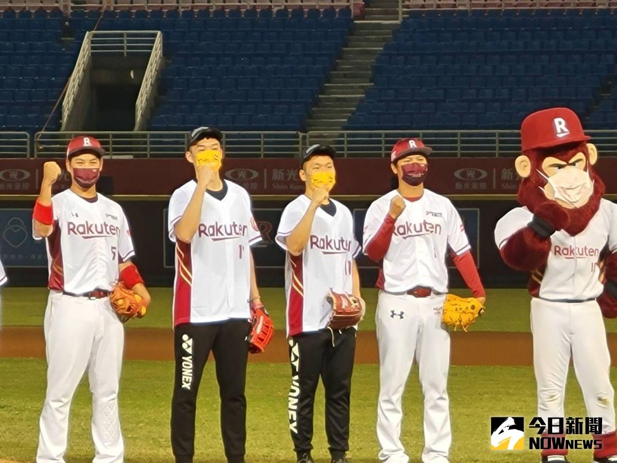 ▲東京奧運羽球男雙金牌得主李洋和王齊麟，來到桃園棒球場開球。（圖／黃建霖攝）