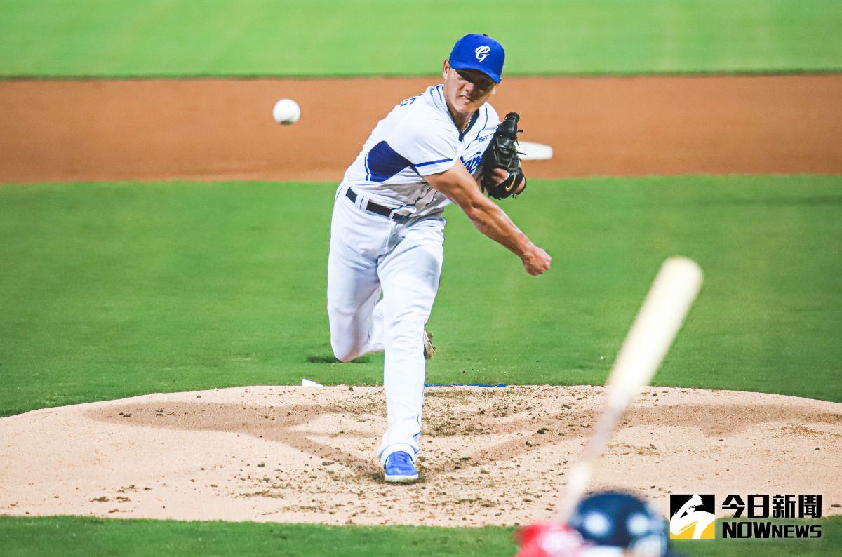 ▲富邦悍將投手江少慶中職初登板只投3局、丟4分，5局打完以5:1落後給中信兄弟。（圖／記者葉政勳攝 , 2021.08.25）