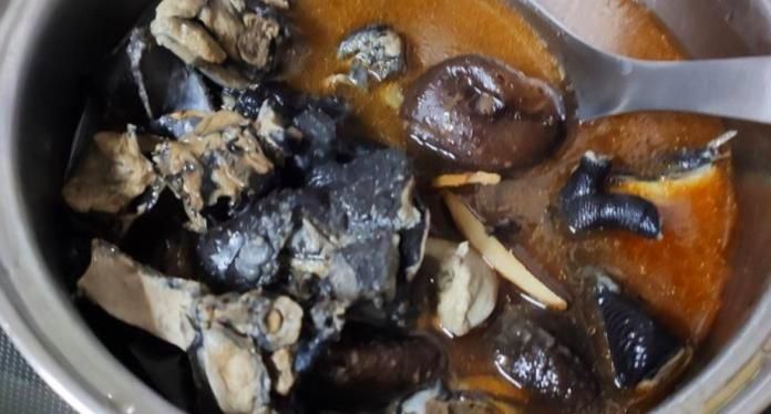 ▲有專業食客指出3種吃法,分別為烏骨雞的「湯汁」、「腿肉」及「胸肉」。(示意圖/翻攝自PTT)