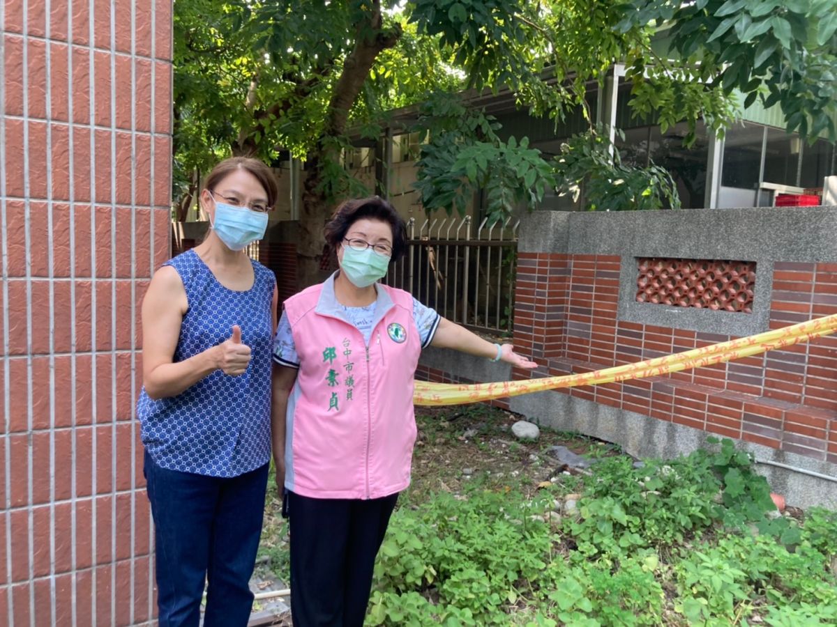 ▲市議員邱素貞(右)與樂業國小校長吳桂芬(左)勘查校園污水管線施工位置(圖／邱素貞服務處提供2021.8.26)