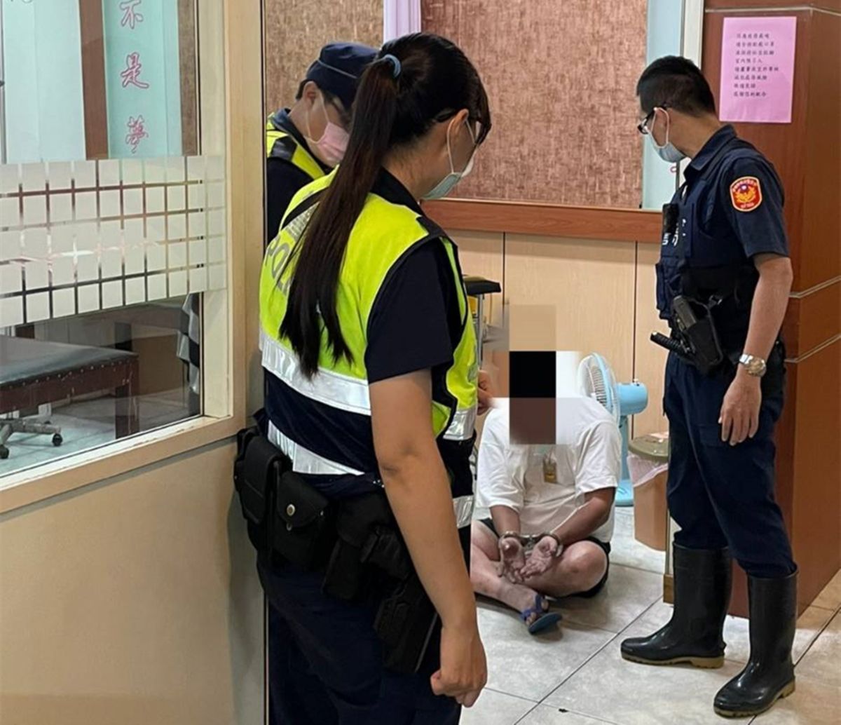 ▲男子在診所大鬧，騷擾診所醫護及看診病人，被壓制在地。（圖／翻攝畫面）