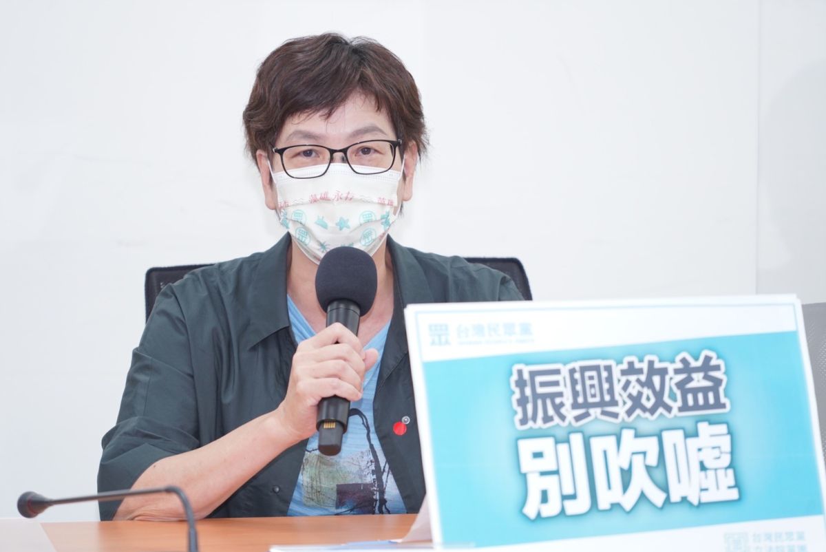 ▲第一批抵台BNT輝瑞疫苗印有「復必泰」標籤，立委蔡壁如表示，歷史會記住民進黨擋疫苗。（圖／民眾黨團提供）