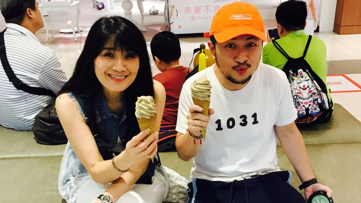 ▲九把刀岳母（左）打完疫苗後猝逝，家人寫陳情書，盼能得到真相。（圖／九把刀臉書）