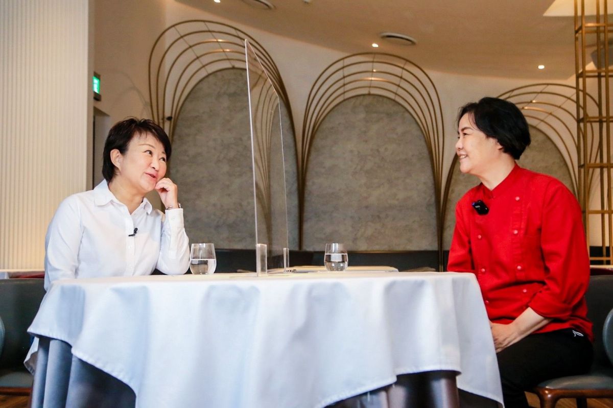 ▲台中市長盧秀燕赴「鹽之華」恭喜餐廳主廚黎俞君，盧秀燕感謝對台中餐飲的付出，讓台中被看見(圖／市政府提供2021.8.26)