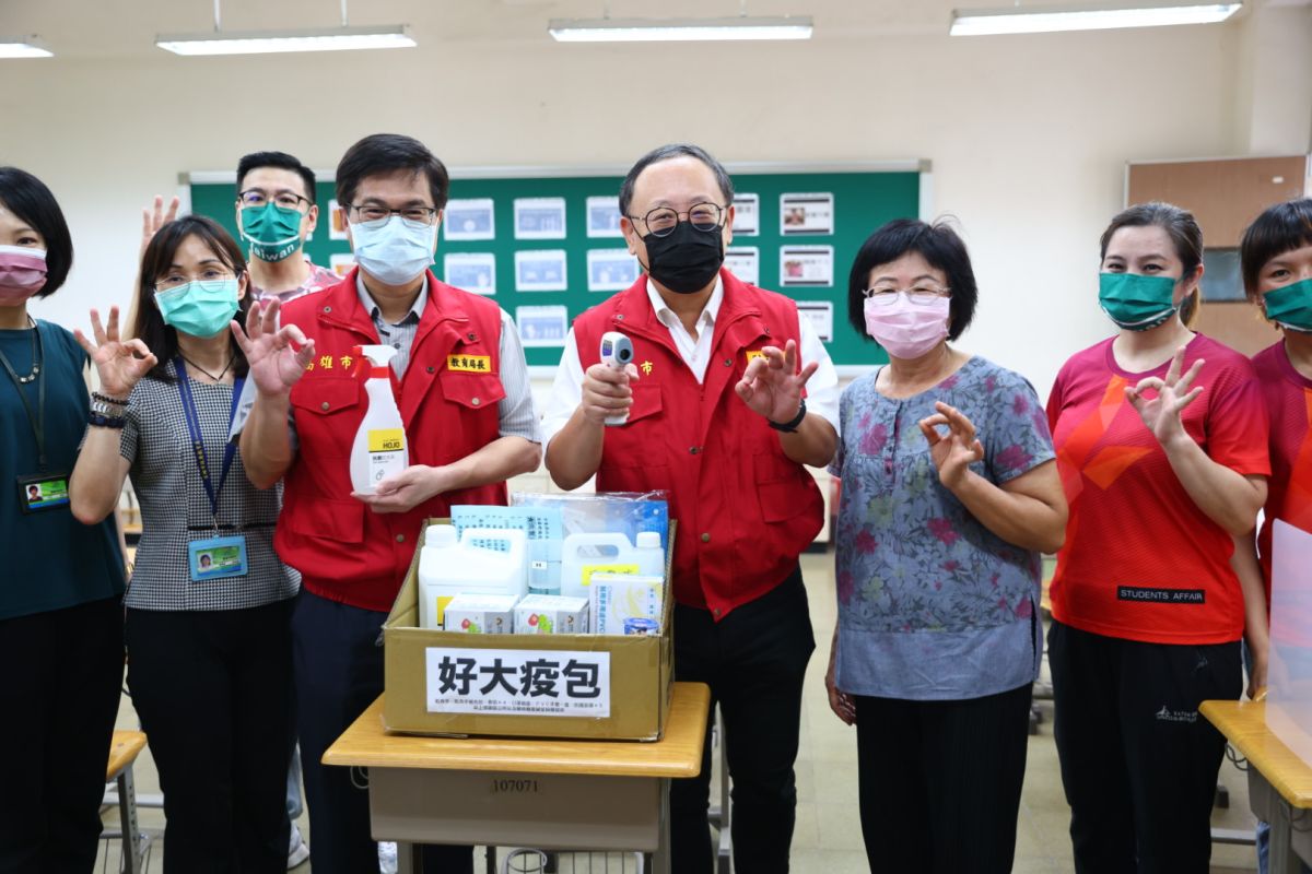 ▲高雄市副市長史哲與教育局長謝文斌前往苓雅國中訪查校園防疫措施。（圖／截自史哲臉書）