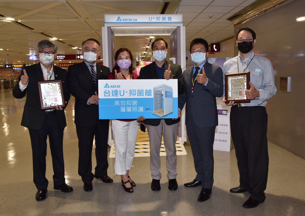 ▲台達電捐贈兩座抑菌艙予桃園機場，機場公司總經理但昭璧(右3)、台灣LED照明產業聯盟代表簡玉美(左3)及台達公司代表王志賢(右2)等共同出席捐贈儀式。（圖／桃園機場公司提供）