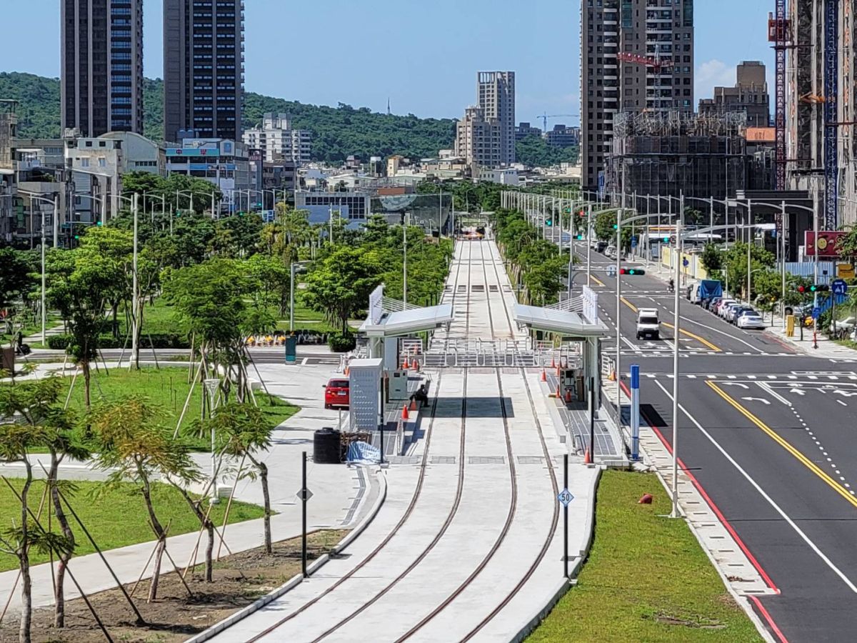 ▲目前輕軌已開通自C32凱旋公園站經C1籬仔內站到C17鼓山區公所站的大南環。（圖／高市府捷運局提供）