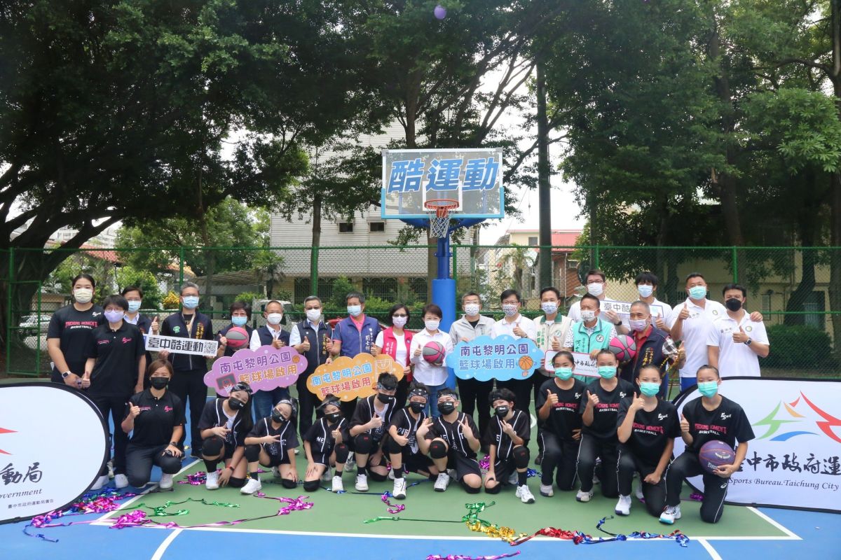 ▲南屯黎明公園籃球場啟用，市長盧秀燕感謝詞後隨即揭牌，未讓民代上台致詞，引發議論(圖／柳榮俊攝2021.8.26)