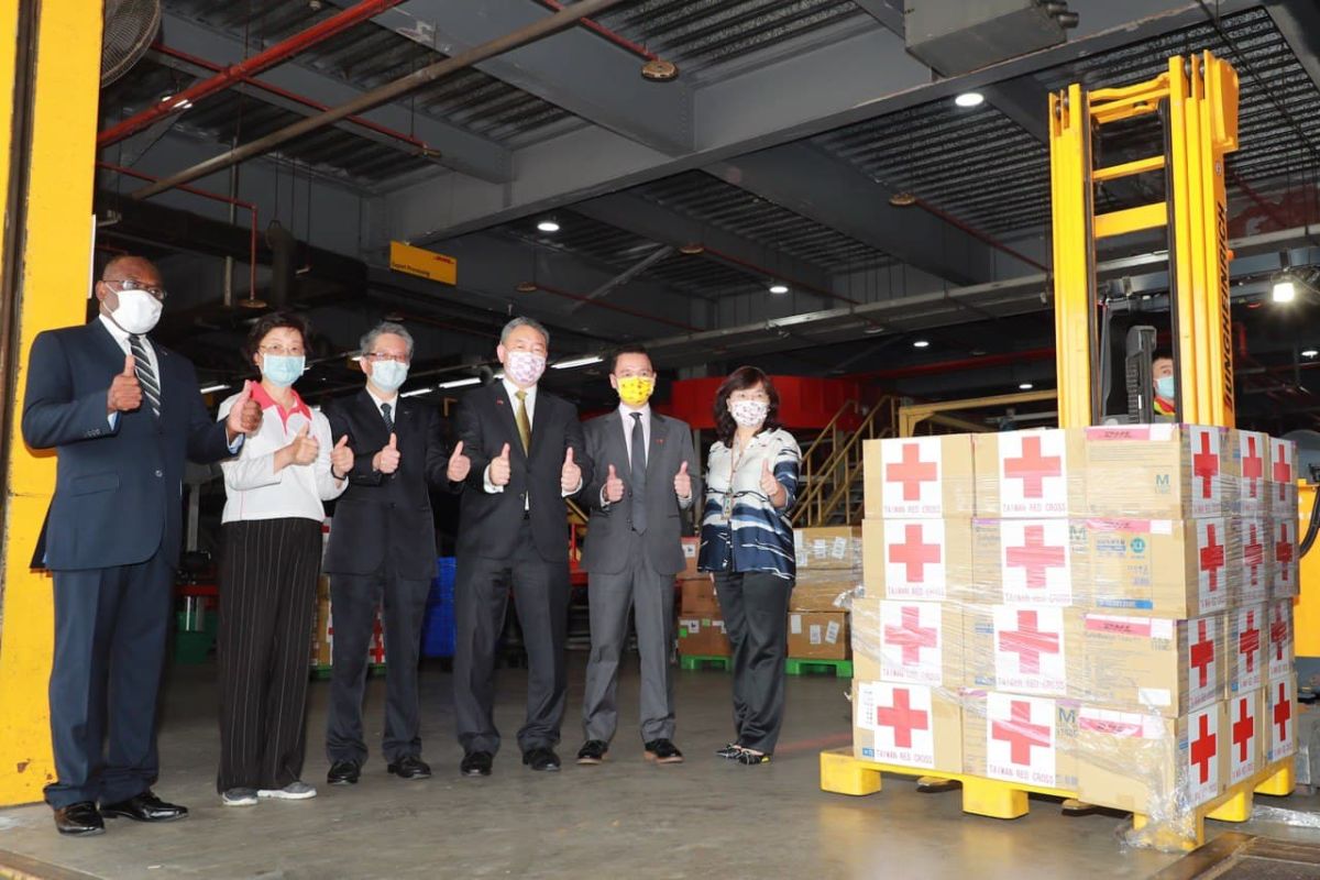 ▲（由左至右）海地駐台大使館維克多漢公使、中華民國紅十字會王會長、佛教慈濟慈善事業基金會熊副執行長、外交部俞次長、DHL國際快遞台灣黃總經理、外交部拉美司謝司長見證物資上貨車運送。（圖／外交部）