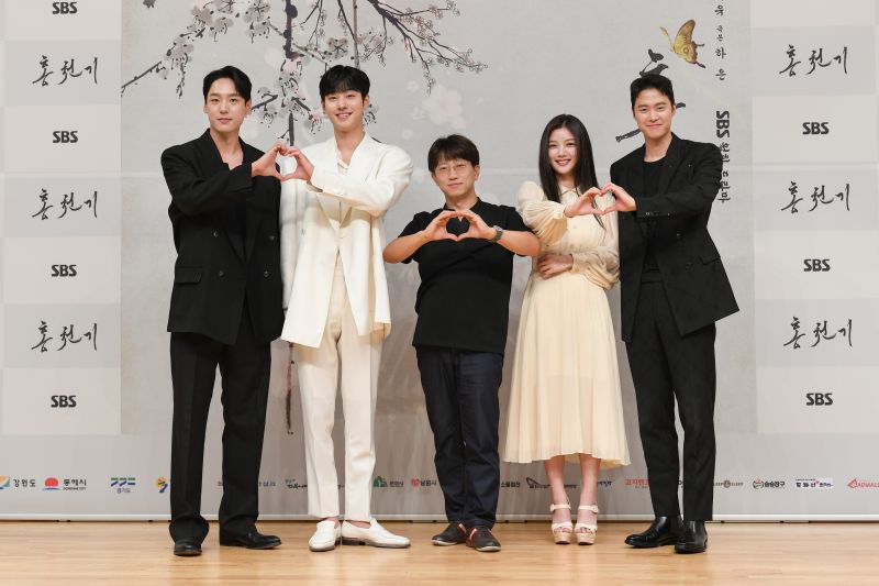 ▲▼郭時暘(上圖左起)、安孝燮、張太侑導演、金裕貞、孔明出席記者會。(圖/friDay影音)