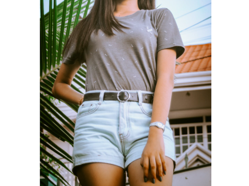 ▲有一位女大生，因為天氣熱選擇穿短褲出門，被社區阿姨們目睹後，卻成為「咬耳朵」的話題。（示意圖，與當事人無關／取自《Pexels》）