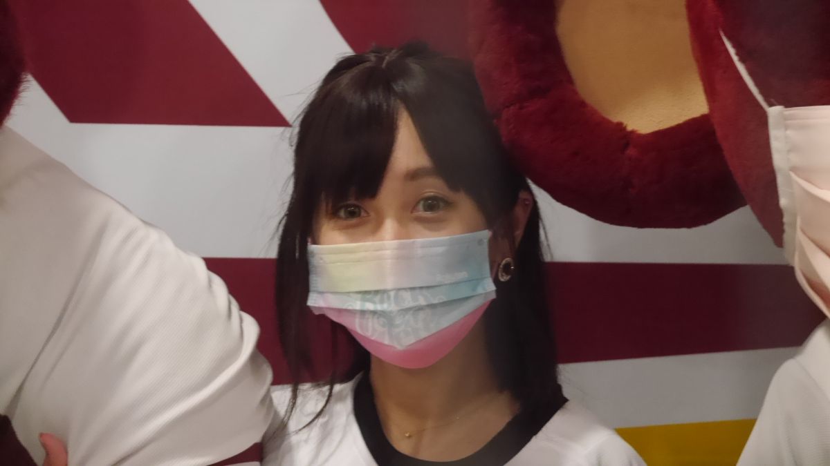 ▲「證件妹」吳佳穎為樂天桃猿開球。（圖／吳政紘攝）