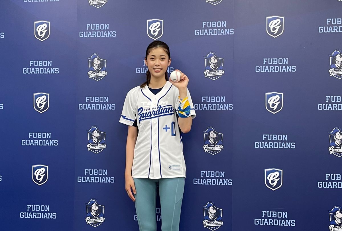 ▲羅嘉翎為富邦悍將開球。（圖／鍾東穎攝 ,2021.08.26）