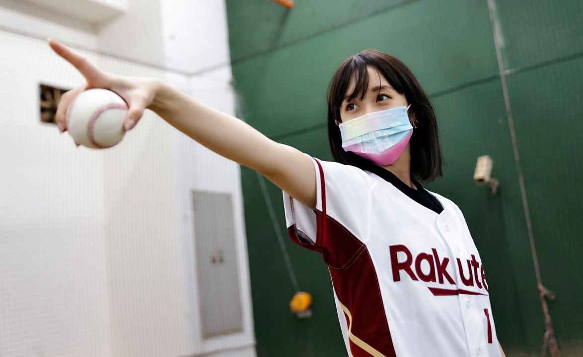 ▲「證件妹」吳佳穎為樂天桃猿開球。（圖／樂天提供）