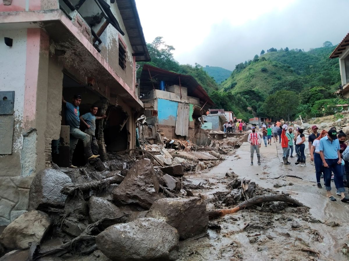 ▲委內瑞拉地方當局表示，西部暴雨引發的土石流和水災，造成死亡人數增至20人，另有17人下落不明。（圖／美聯社／達志影像）