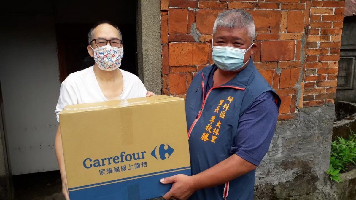 ▲為協助受疫情衝擊的邊緣家庭，新北自5月起推動里鄰關懷救助計畫。（圖／新北市政府民政局提供）