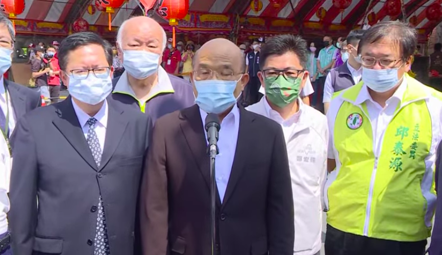 ▲內閣改傳傳言再起，行政院長蘇貞昌（中）首度與桃園市長鄭文燦（左）同台，稱讚鄭是很好的人才。（圖／翻攝自政院直播）