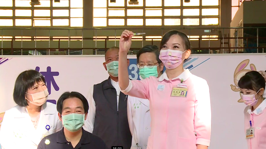 ▲台大護理部代理督導長溫慧敏為副總統賴清德接種高端疫苗。（圖／翻攝自賴清德臉書直播）